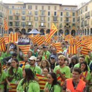 Els joves s’organitzen i donen una lliçó al govern en la defensa del català: “Hi som i hi serem”
