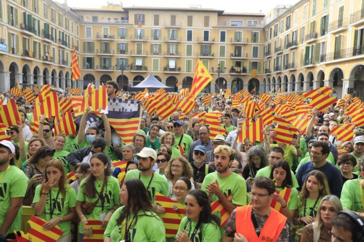 Joves per la Llengua i l'Obra Cultural Balear van convocar la manifestació de diumenge passat, en què van participar 40.000 persones (fotografia: Clara Margais).