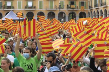 Uns 40.000 manifestants es van concentrar el proppassat 5 de maig en defensa del català a Mallorca (fotografia: Clara Margais).