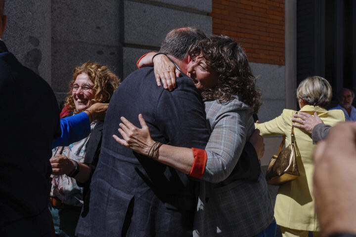 Oriol Junqueras i Teresa Jordà, abraçant-se després de l'aprovació de la llei d'amnistia (fotografia: EFE / JJ Guillen).