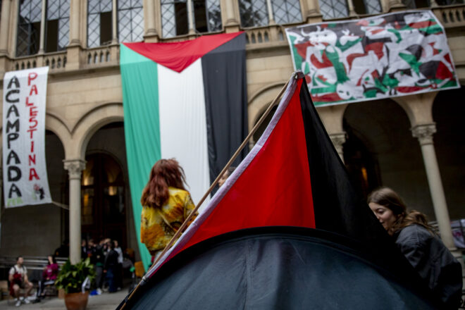 Estudiants aixequen l’acampada després que la UB hagi trencat relacions amb Israel