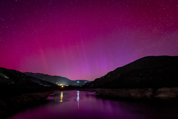 L'aurora boreal reflectida sobre l'aigua del pantà de la Baells. Fotografia d'Albert Salamé.