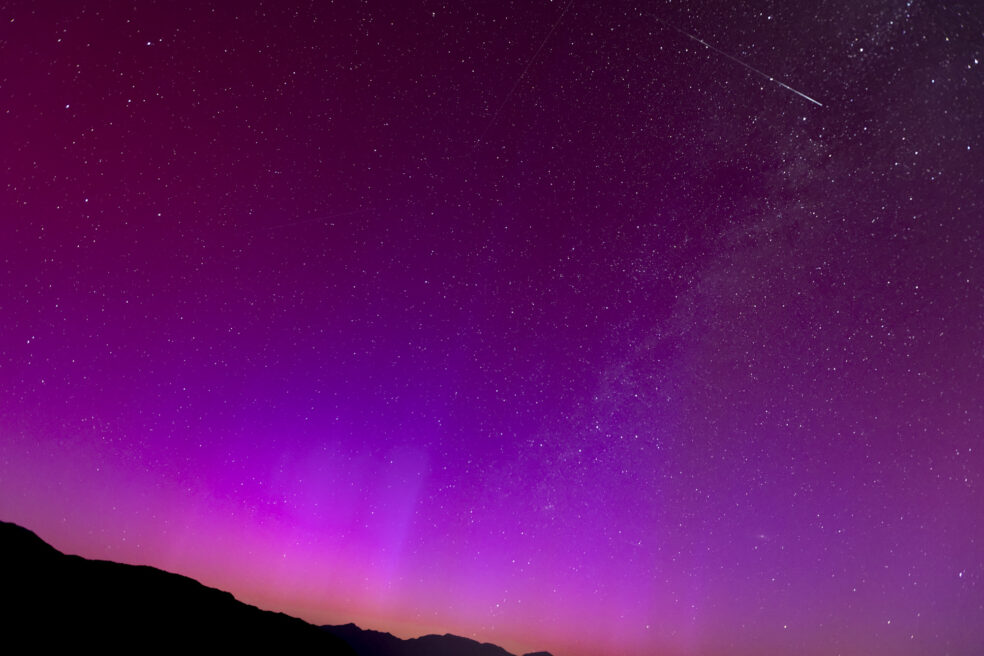Un bòlid travessa el cel il·luminat per una aurora boreal a Cercs