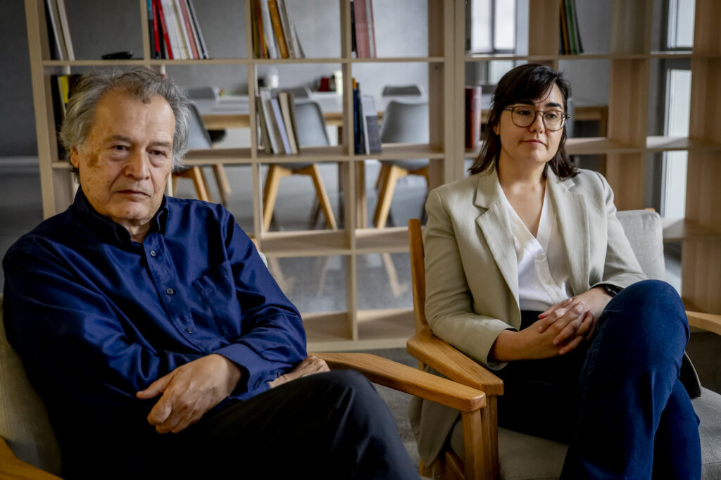 Els investigadors de la comunicació Jordi Balló i Mercè Oliva, durant l'entrevista parlant del seu llibre "La imatge incessant".