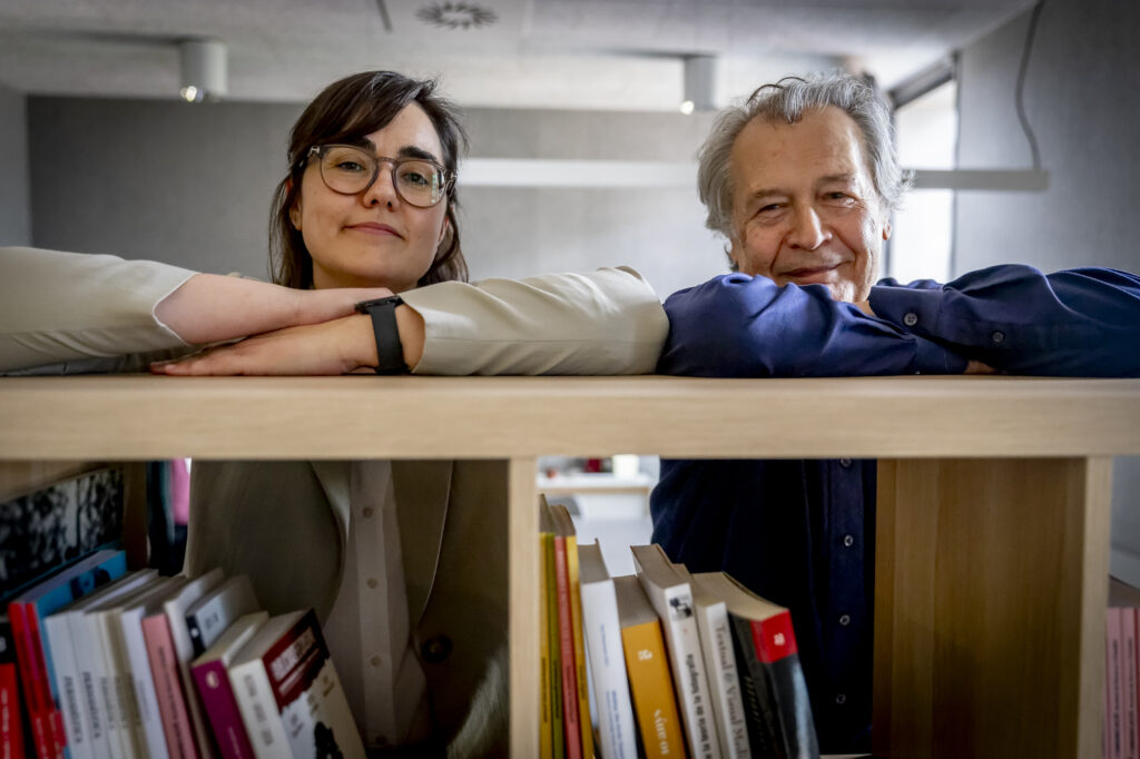 Els investigadors de la comunicació Jordi Balló i Mercè Oliva, durant l'entrevista parlant del seu llibre "La imatge incessant".