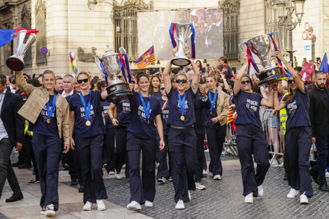 El Barça femení celebra el títol europeu a la plaça de Sant Jaume de Barcelona