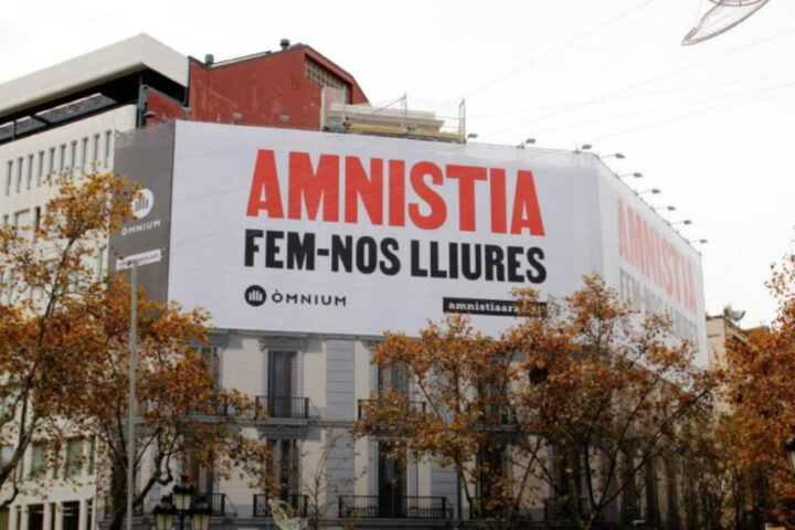 Una pancarta de la campanya d'Òmnium 