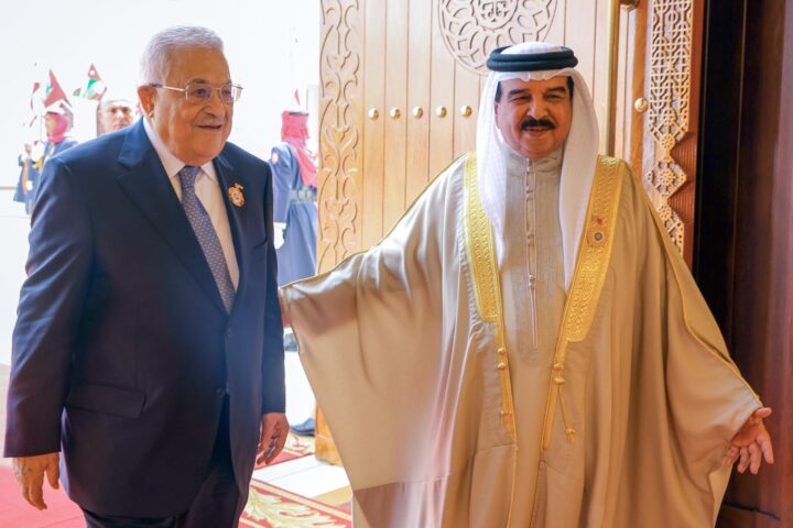 El president palestí, Mahmud Abbas, amb el rei de Bahrain, Hamad bin Isa al-Khalifa, el 16 de maig proppassat (fotografia: EFE).