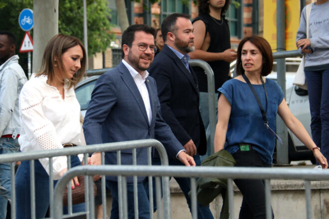 Aragonès arriba a l’Estació del Nord de Barcelona per a seguir la nit electoral