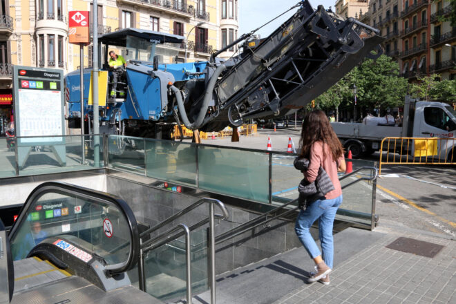 Comencen a renovar tot el paviment de la calçada de la rambla de Catalunya de Barcelona