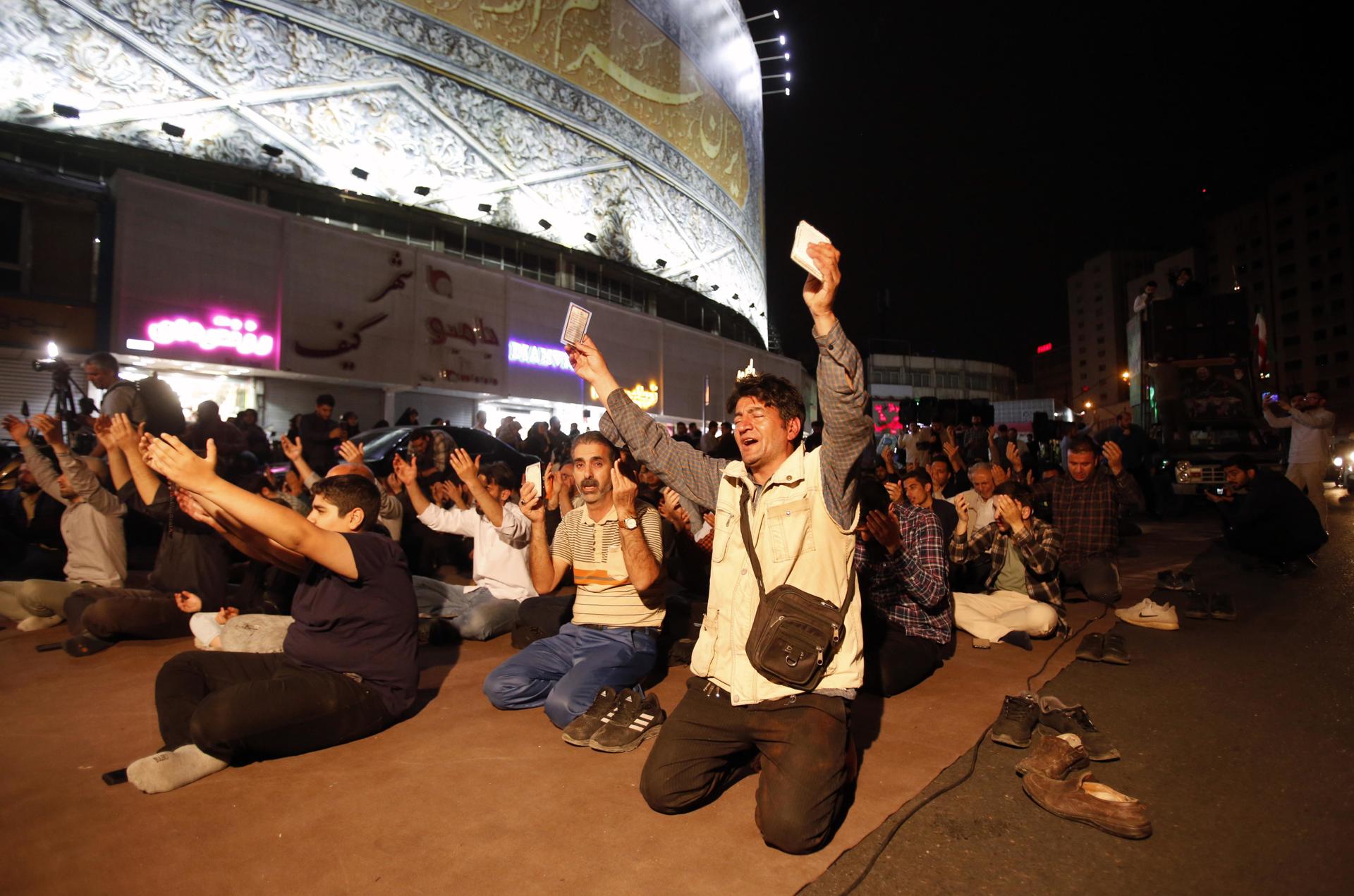 Ciutadans de Teheran preguen després de la mort del president