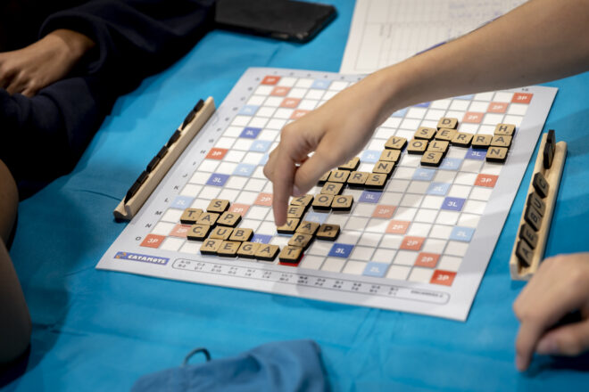 Paraules, estratègia i càlcul: el món competitiu de l’‘Scrabble’ en català