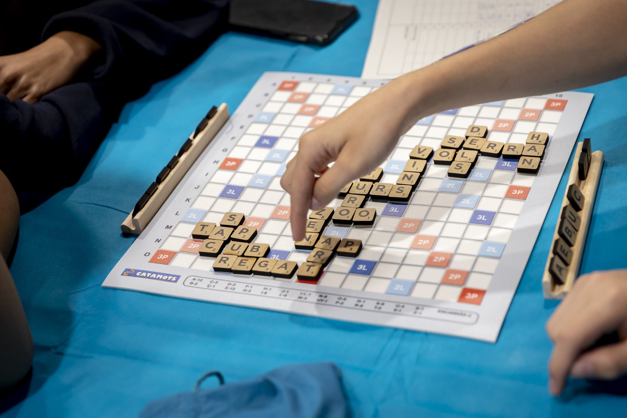 Paraules, estratègia i càlcul: el món competitiu de l’'Scrabble' en català