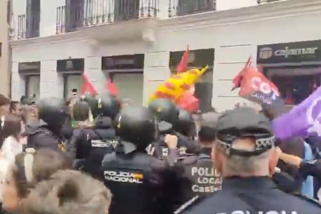 Un xiquet i una dona gran, ferits per càrregues de la policia a la manifestació del Primer de Maig a Castelló de la Plana