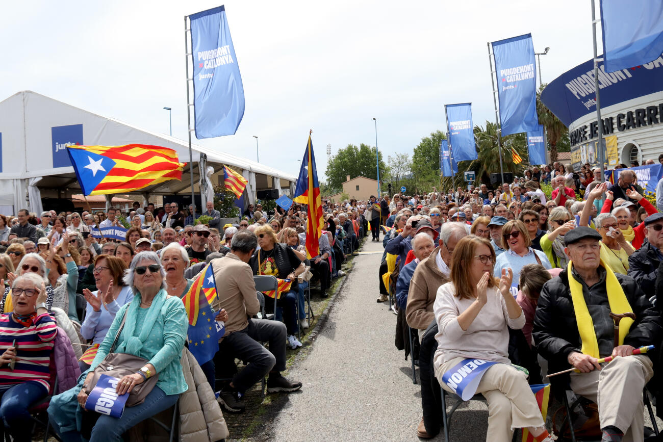 Gent que segueix el míting de campanya de Junts fora del pavelló d'Argelers (fotografia: ACN).