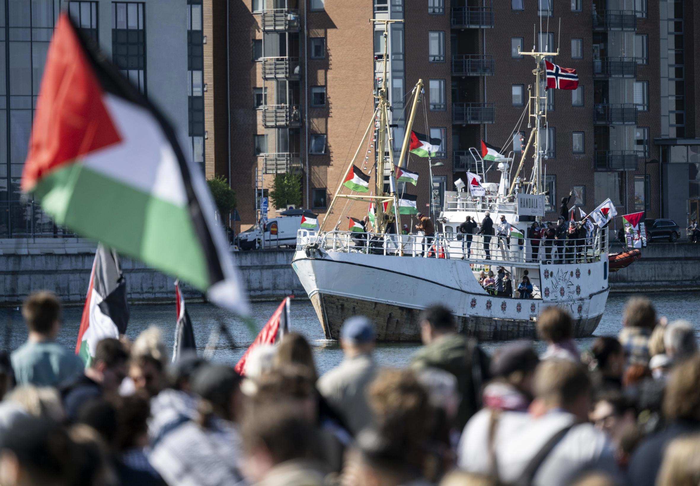 Manifestants pro-palestins durant un acte previ del festival a Malmö ahir (fotografia: Johan Nilsson/EFE)