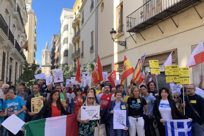 Alumnes i professors d’EOI protesten contra les retallades davant les Corts Valencianes