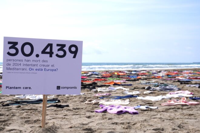 Compromís estén samarretes a la platja per a denunciar la inacció de la UE amb les morts a la Mediterrània