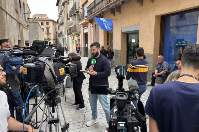 Aliança Catalana impedeix als mitjans d’entrar a la seu electoral i deixa els periodistes al carrer