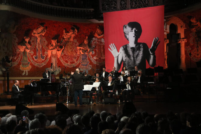 El món cultural homenatja Núria Feliu per les lletres compromeses i la defensa del català
