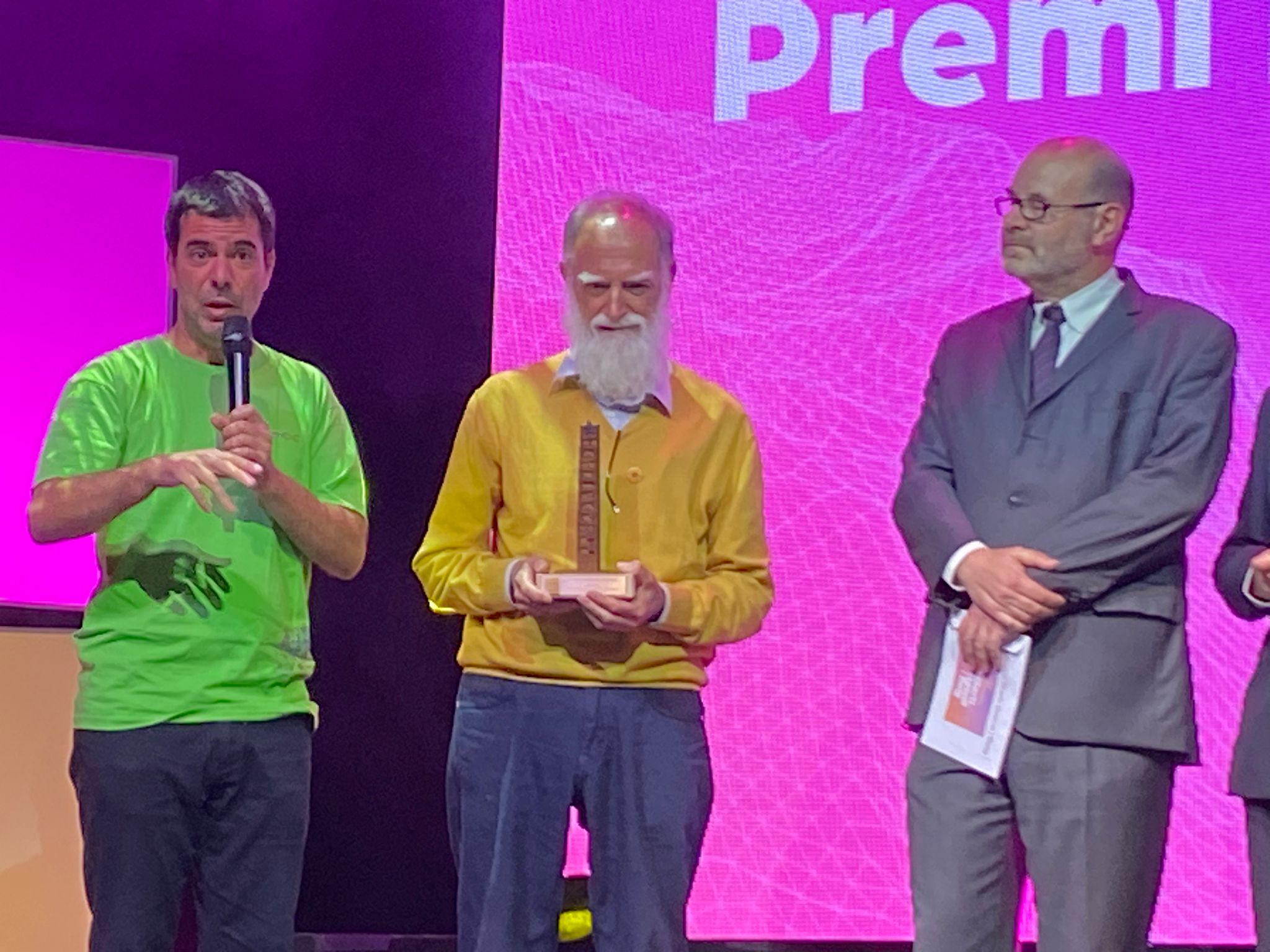 Joan Escrivà pare i fill, juntament amb el president de la Plataforma per la Llengua, Òscar Escuder (fotografia: Martí Estruch).