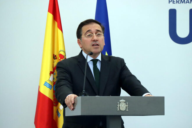 Albares es reuneix amb el seu homòleg hongarès per abordar l’oficialitat del català a la UE