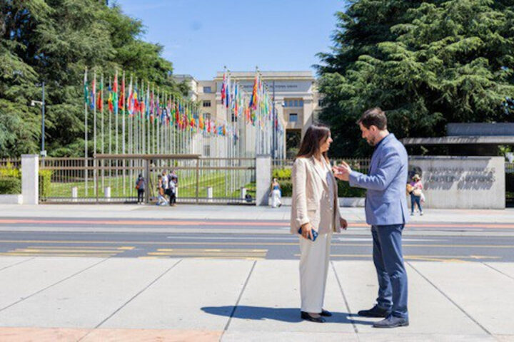 El cap de llista de Junts, Toni Comín, i la número 2 de la candidatura, Neus Torbisco, davant la seu de les Nacions Unides a Ginebra (fotografia: Junts per Catalunya).