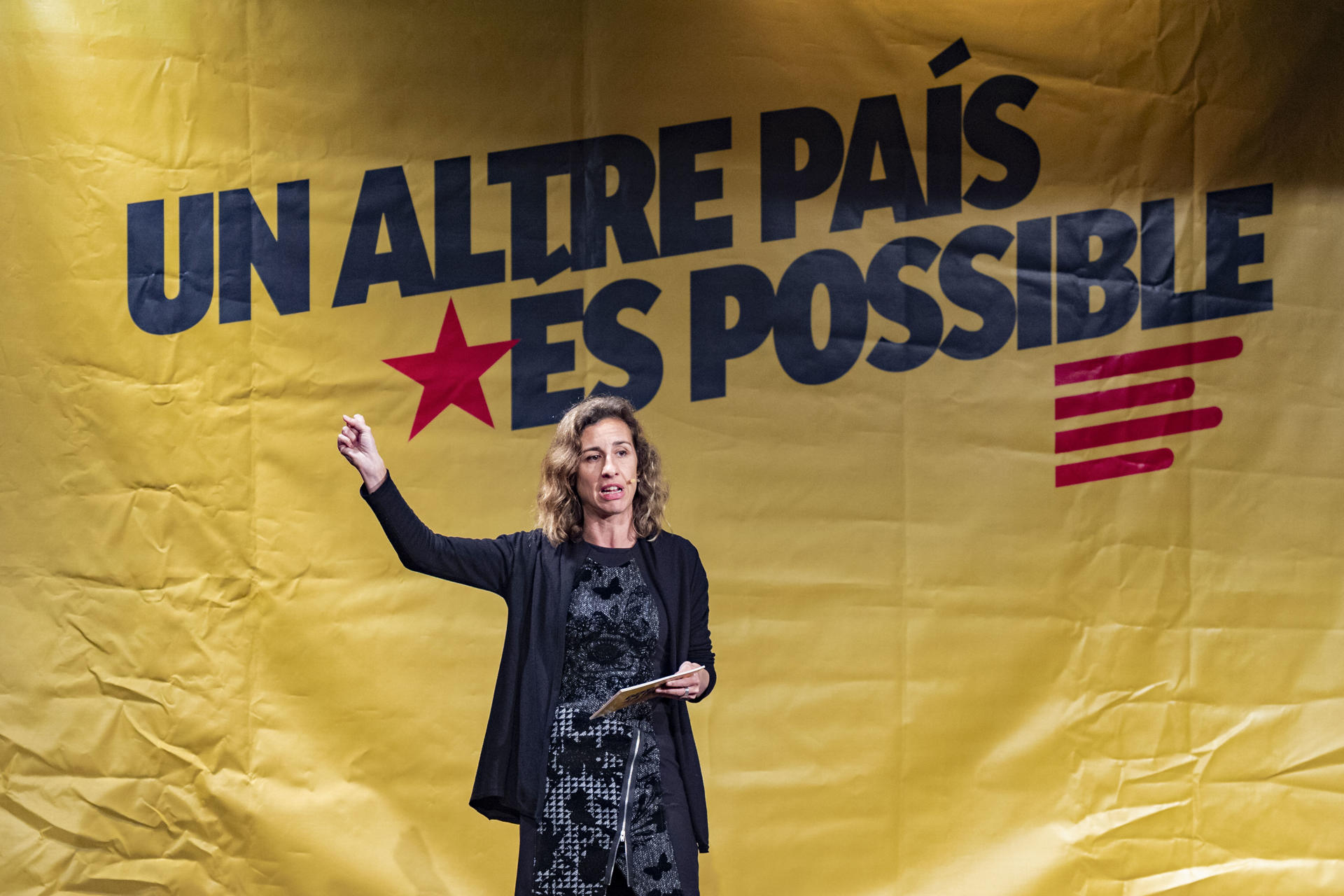 Laia Estrada, durant l'acte de la CUP a Olot, divendres.