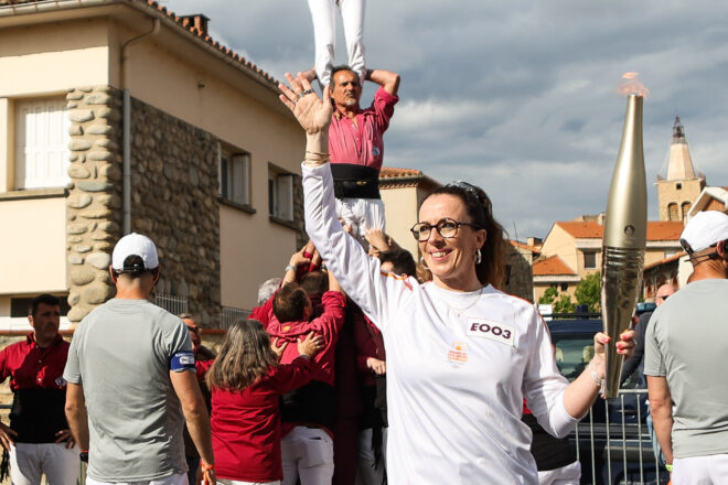 La flama olímpica arriba a Perpinyà en una tarda passada per aigua