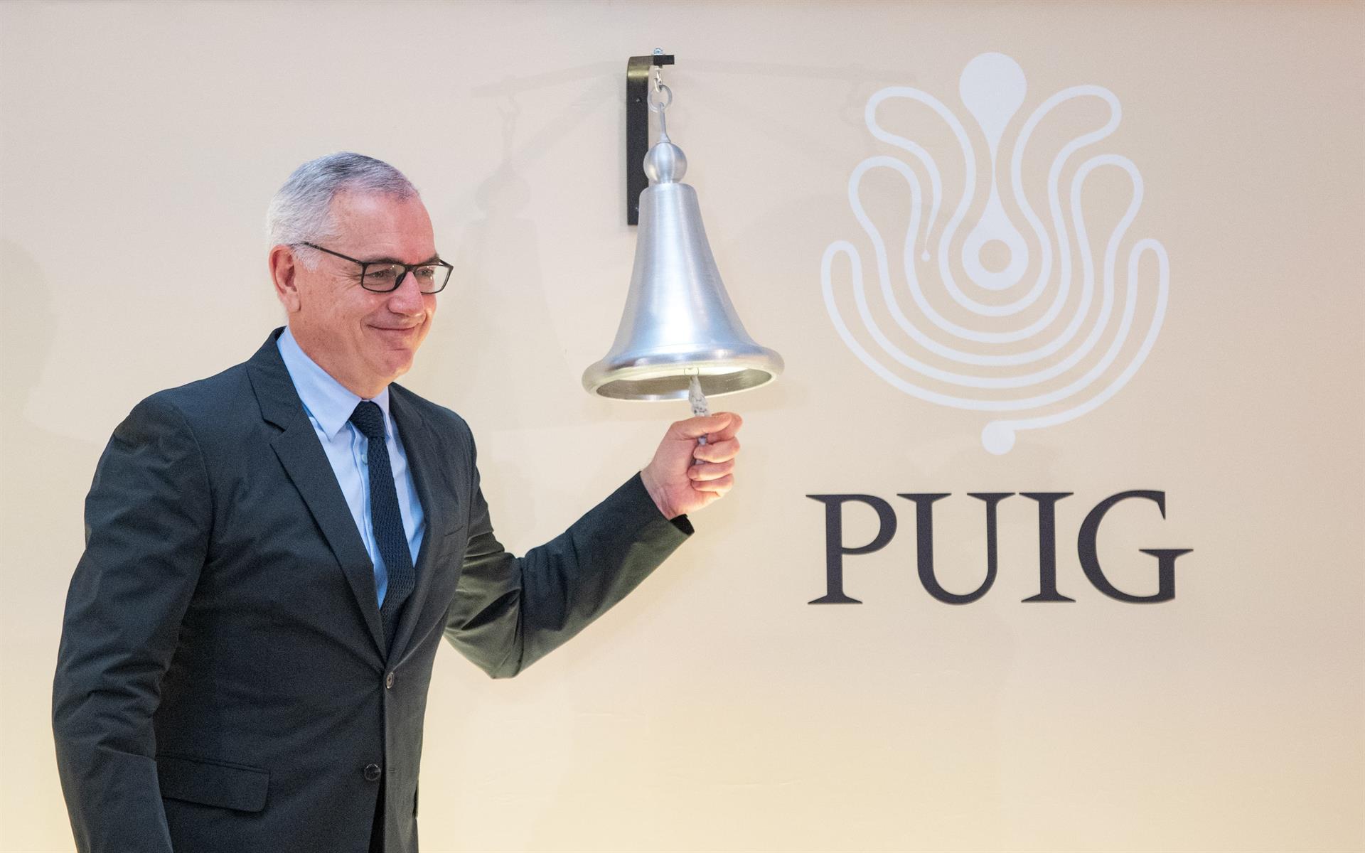 Marc Puig toca la campana a la sortida a borsa de la companyia Puig (fotografia: Europa Press / Lorena Sopena).