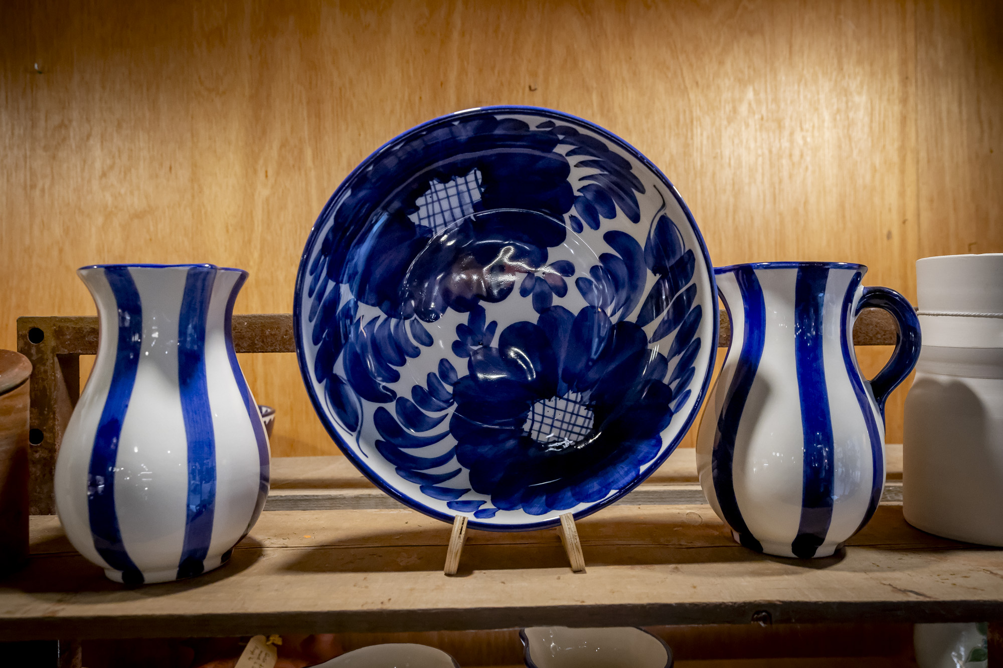 A Fusta'm, hi ha estris de tota mena que cerquen una segona vida (fotografies: Albert Salamé).