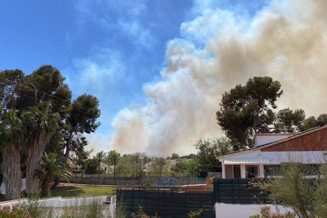Confinen una urbanització en Riba-roja de Túria per un incendi forestal