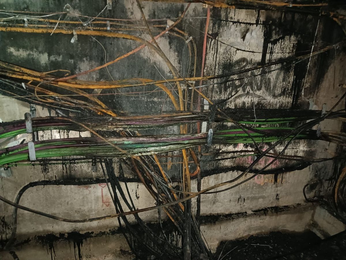 Cablejat cremat a l'enclavament de Montcada Bifurcació per la sobretensió que ha afectat tota la xarxa de Rodalia. (fotografia: Renfe)