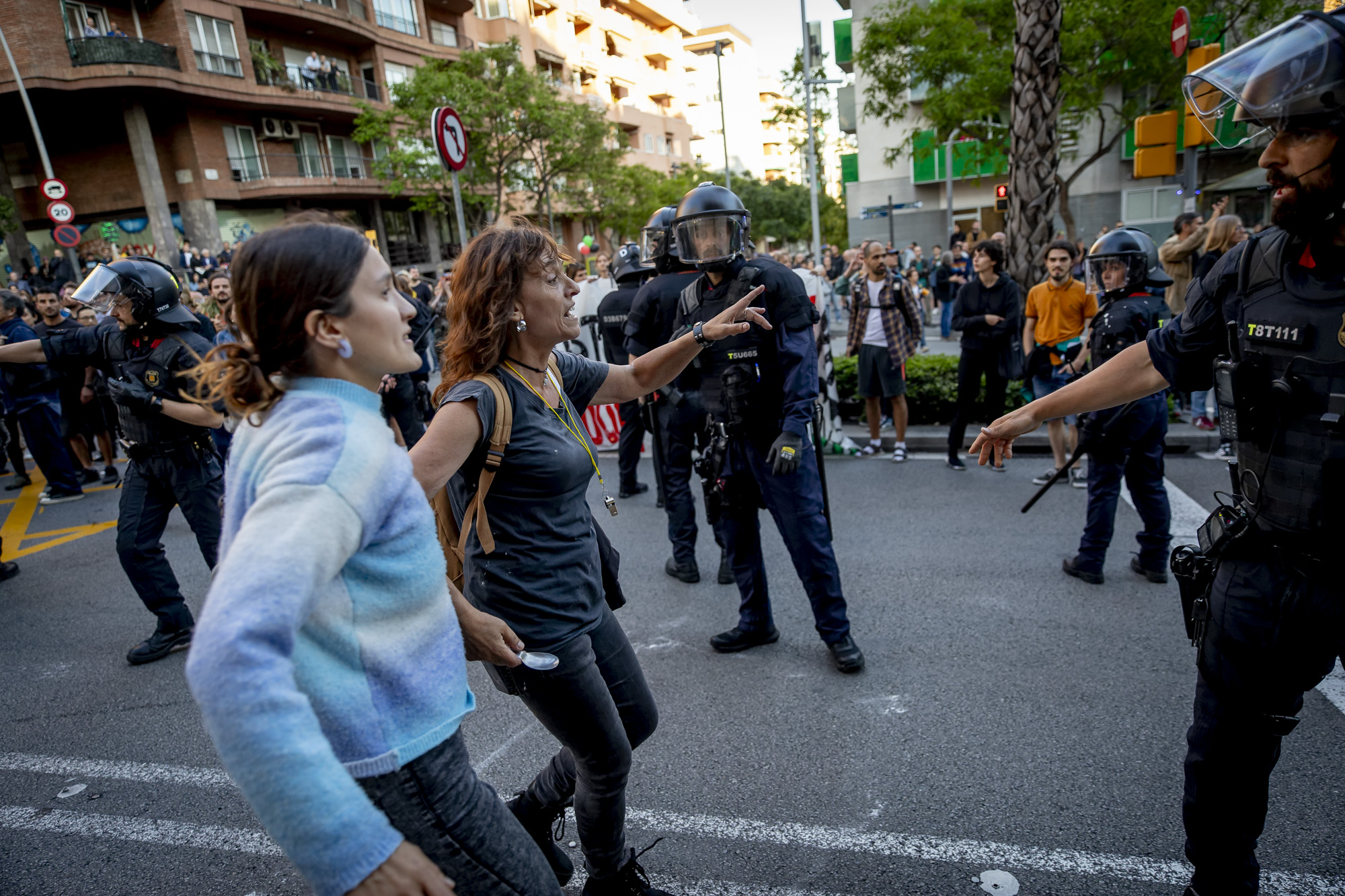 Protesta veïnal contra l'ocupació del Park Güell per a la desfilada de Louis Vuitton