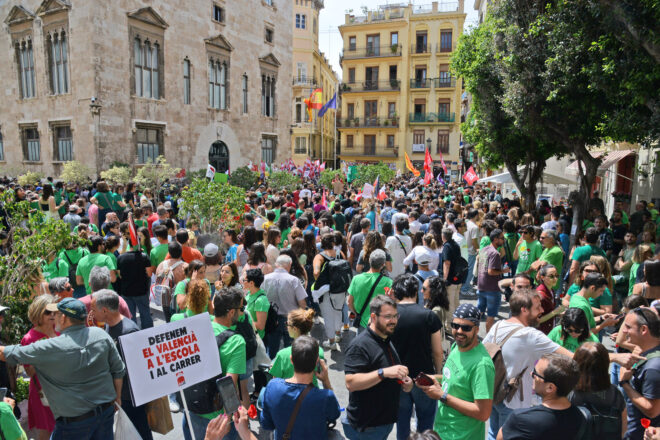 El jovent del País Valencià s’uneix per defensar el català a les escoles