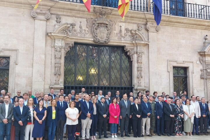 Un moment del minut de silenci que s'ha fet a Palma en record de les víctimes (fotografia: Europa Press).