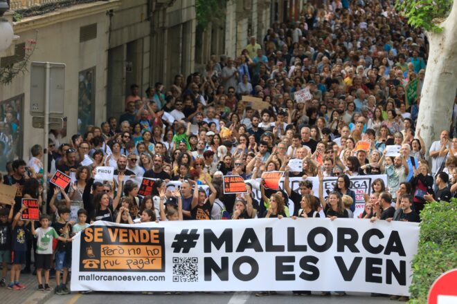 Una gran manifestació a Palma diu prou al turisme de masses