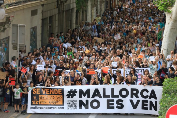Un moment de la manifestació contra el turisme a Palma (Fotografia: Clara Margais).