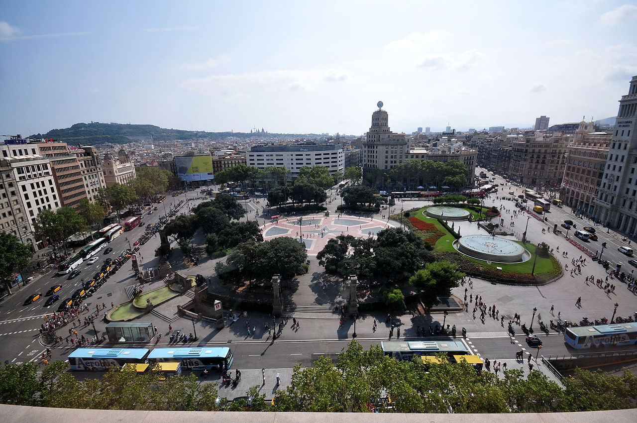 Imatge panoràmica de la plaça de Catalunya de Barcelona (fotografia: Ralf Roletschek).