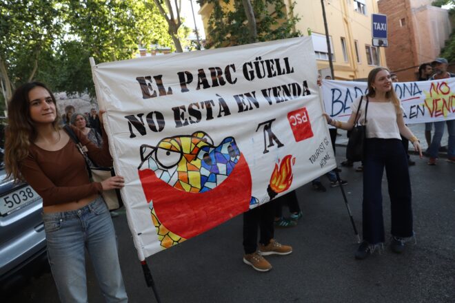 Desenes de veïns tallen la Travessera de Dalt de Barcelona per a protestar contra la desfilada de Louis Vuitton al parc Güell