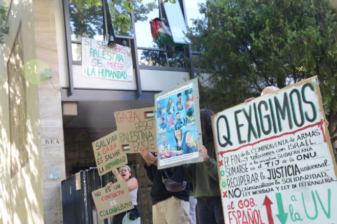 Més cent professors de la Universitat de València donen suport a l’acampada per Palestina