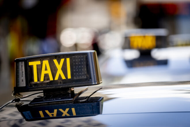 Detinguts tres policies canadencs a Barcelona per agredir sexualment i pegar una prostituta en un taxi