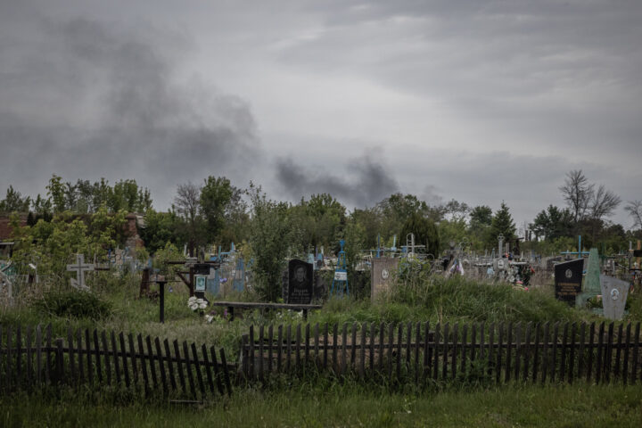El fum sobrevola un cementiri a Vovtxansk durant l'atac rus a la ciutat dilluns (fotografia: Ed Ram/The Washington Post).