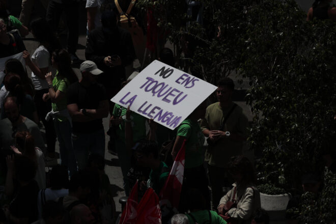 Més de 300 escriptors s’uneixen en un manifest contra els atacs del Consell a la llengua i l’AVL