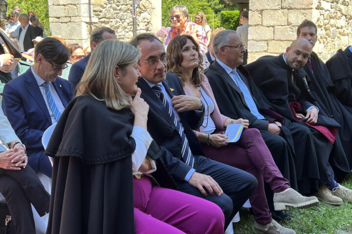 La síndica de l'Aran, Maria Vergés, amb el president del parlament, Josep Rull, i la vice-presidenta del govern, Laura Vilagrà (fotografia: ACN / Marta Lluvich).