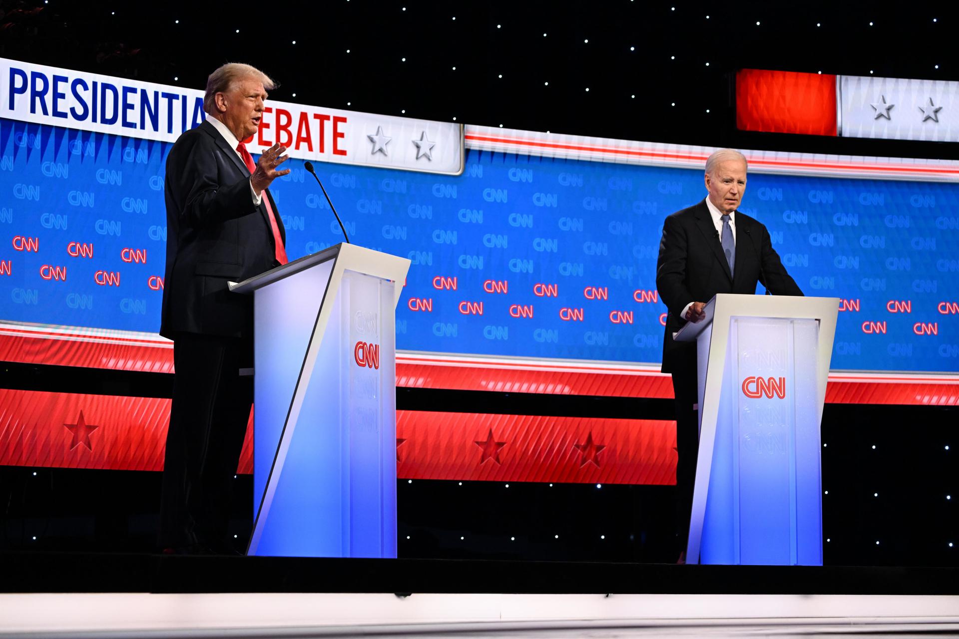 Els dos candidats en un moment del debat (fotografia: Bill Lazoni/CNN).