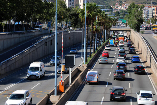 Uns 190.000 vehicles surten de Barcelona en l’inici d’un pont de Sant Joan amb complicacions