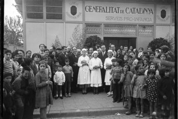 Josep Dencàs, conseller de Sanitat i Assistència Social, i Bonaventura Gassol, conseller de Cultura, presideixen la inauguració d'un pavelló proinfància d'assistènvia social per a infants al barri del Clot. (fotografia: Arxiu Municipal de Barcelona)