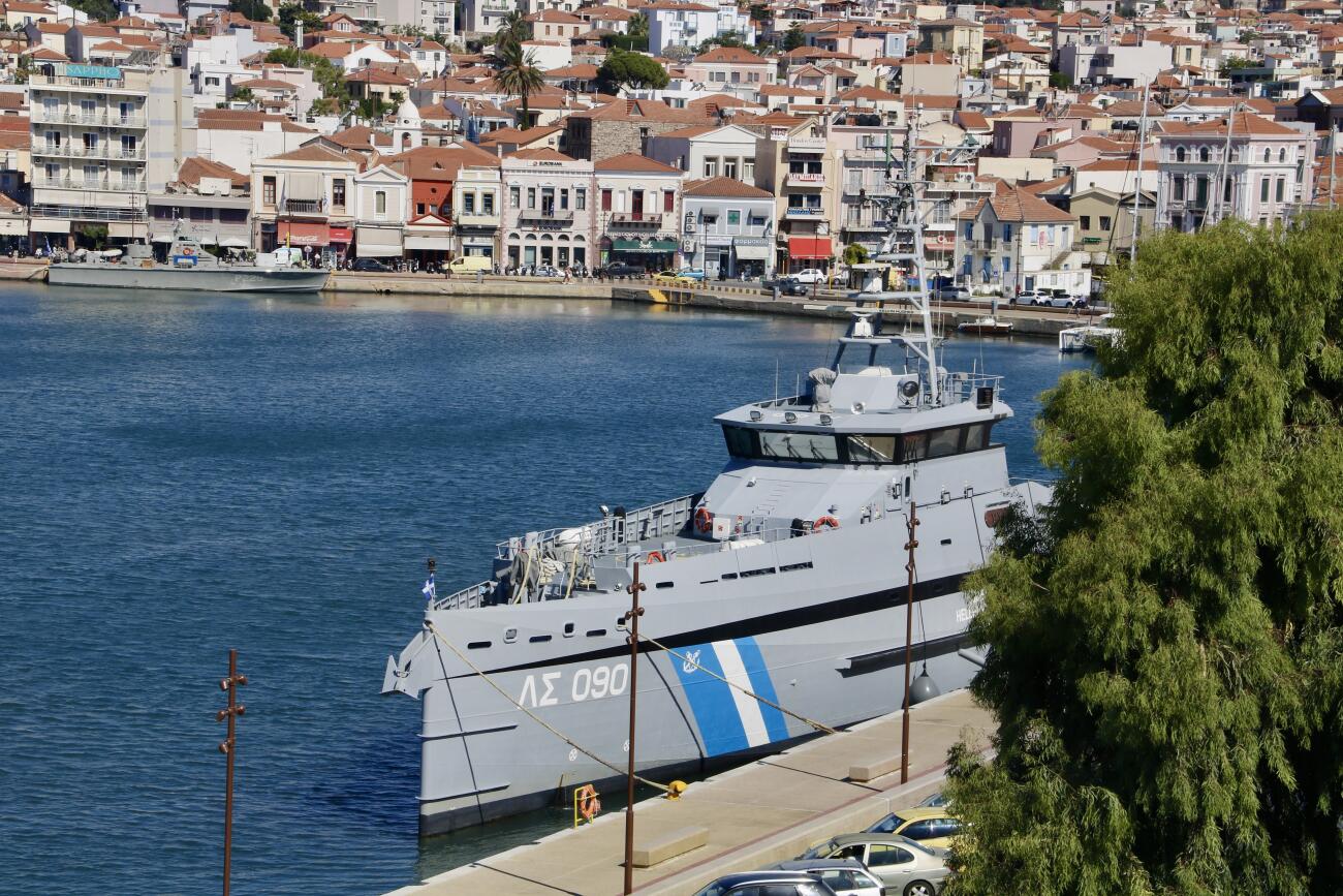 Un vaixell de la guàrdia marina que vigila les fronteres de la UE atracat a Mitilene, a Lesbos.