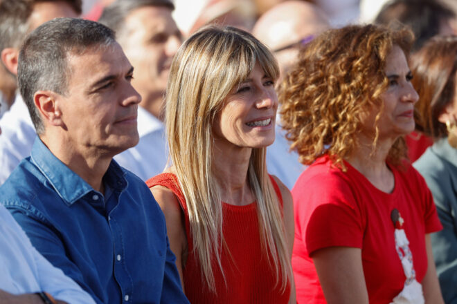 Sánchez i la seva dona, Begoña, es tornen víctimes novament a les portes de les eleccions